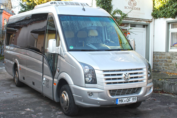 Kleiner Reisebus - Frontansicht 2