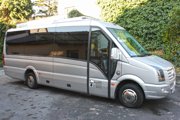 Kleiner Reisebus - Seitenansicht
