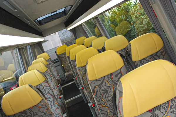 Kleiner Reisebus - Sitzreihe nach hinten