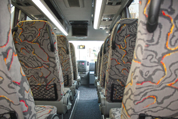 Kleiner Reisebus - Sitzreihe nach vorne